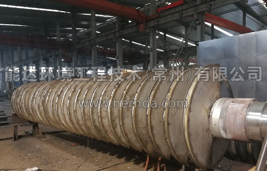 圖為危廢污泥干化機的空心槳葉和軸進行拼裝焊接，材質316L，采用手工電弧焊。