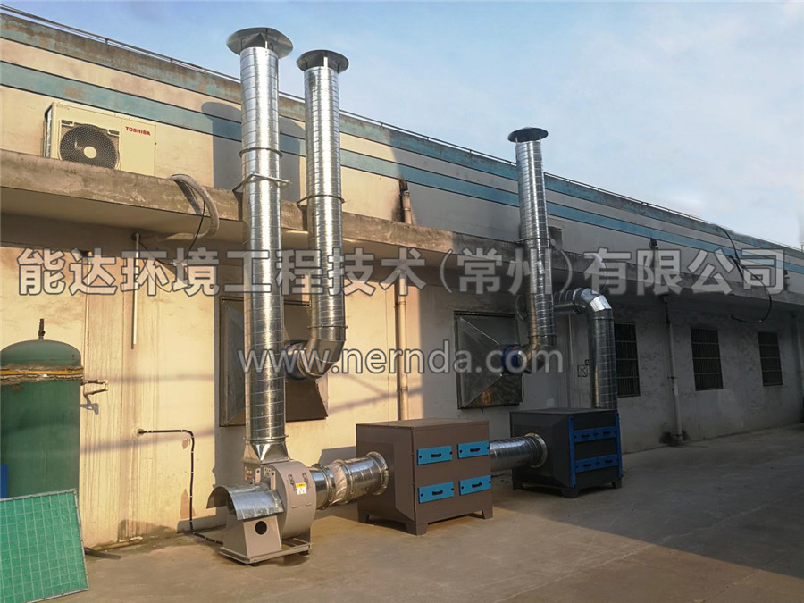 能達(dá)環(huán)境設(shè)計(jì)生產(chǎn)的型號為DAHT-7000熔噴布廢氣處理設(shè)備安裝在一樓車間室外空地