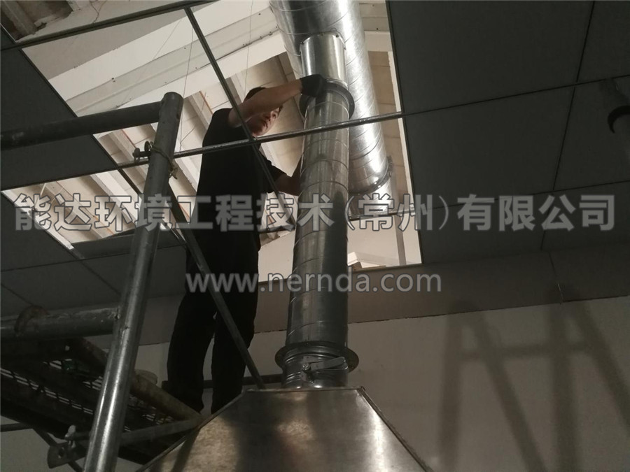 能達(dá)環(huán)境設(shè)計(jì)生產(chǎn)的型號為DAHT-7000熔噴布廢氣處理設(shè)備的排氣筒正在從房頂穿出進(jìn)行安裝調(diào)試作業(yè)2