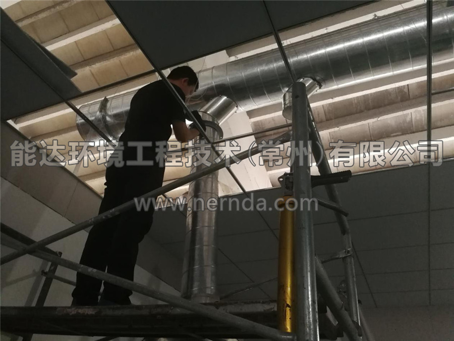 能達(dá)環(huán)境設(shè)計(jì)生產(chǎn)的型號為DAHT-7000熔噴布廢氣處理設(shè)備的排氣筒正在從房頂穿出進(jìn)行安裝調(diào)試作業(yè)1